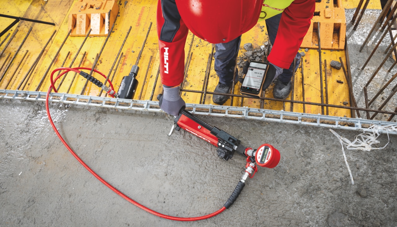 使用數字化 HAT 180 錨固測試儀進行現場鋼筋測試